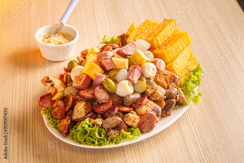 prato com cebola, ovo de codorno, calabresa e queijo, carne
