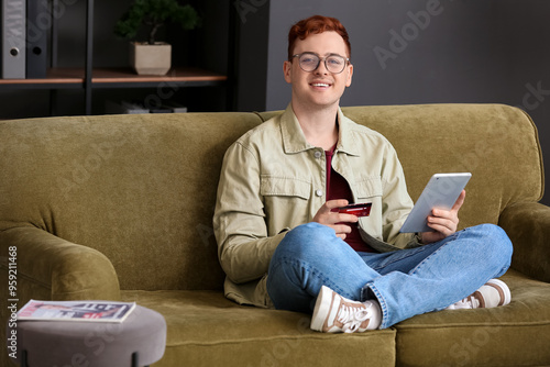 Young man online shopping w...