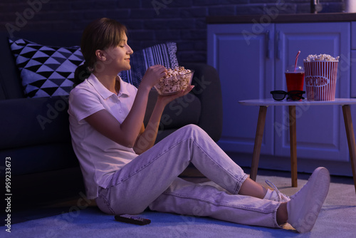 Young woman with popcorn wa...