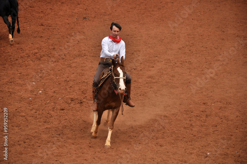 homem gaúcho com lenço vermelho tradicional cavalgando em fazenda 