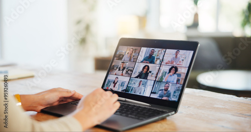 Foto Laptop, hands or business people on screen in virtual meeting for discussion or online briefing in home