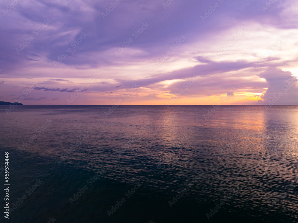 Naklejka premium Sunset sky, Nature beautiful Light Sunset or sunrise over sea, Colorful dramatic majestic scenery sky,Amazing clouds and waves in sunset sky nature light cloud background