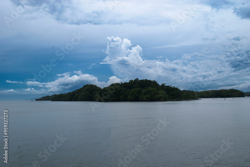 mar de  Puntarenas   con cielo azul