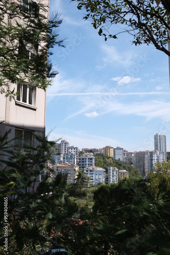 Ein Blick aus Nisantasi in Istanbul zwischen Zwei Wohnblöcken und blauem Himmel im Hintergrund.