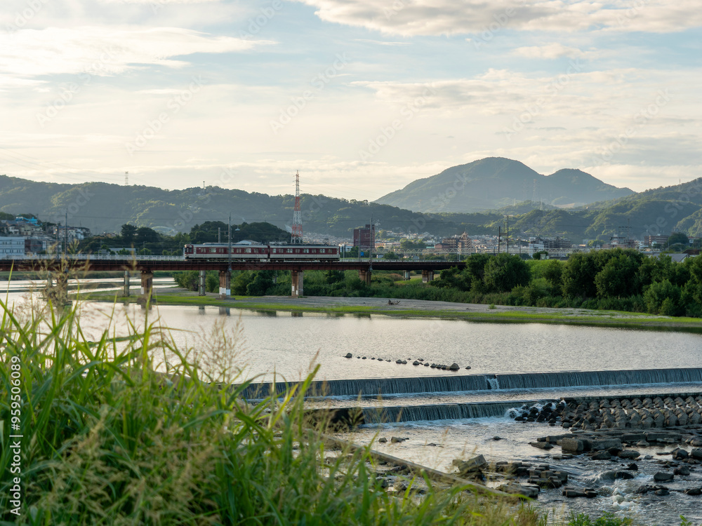 柏原市を流れる大和川と近鉄道明寺線の電車 柏原市を流れる大和川と近鉄道明寺線の電車
