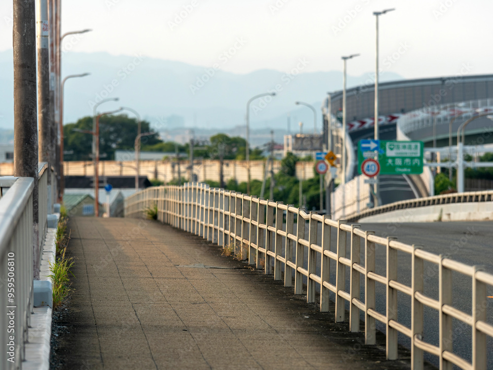 Fototapeta premium 大和川を渡る橋の歩道