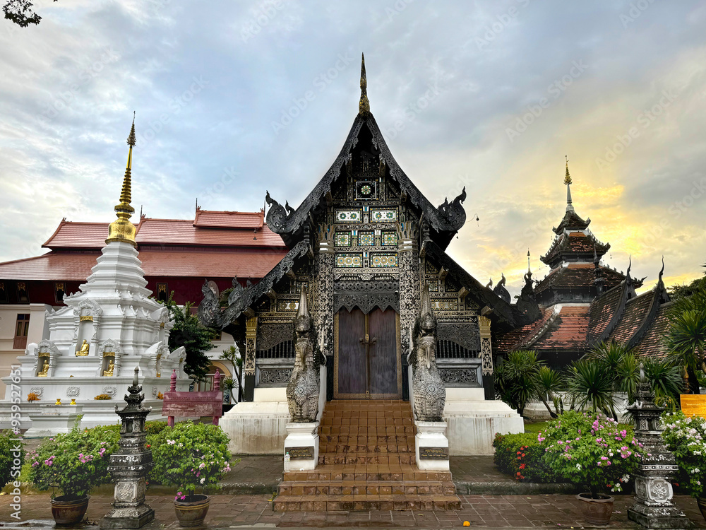 Fototapeta premium Sunset sky around the Wat Chedi Luang temple complex in the evening, Chiang Mai, Thailand.
