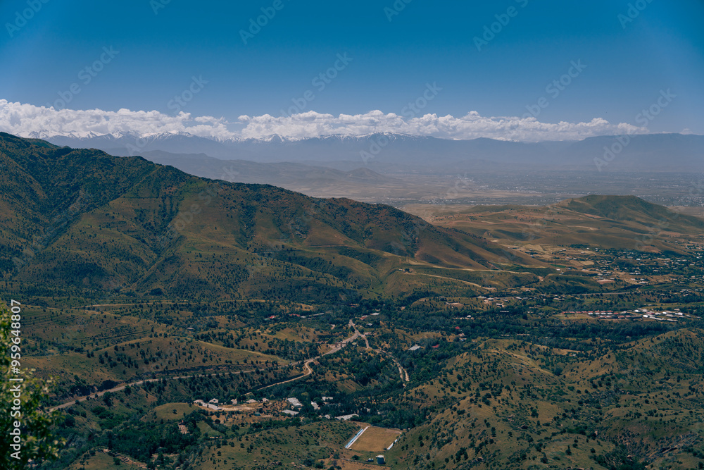 Fototapeta premium A mountain range with a city in the distance