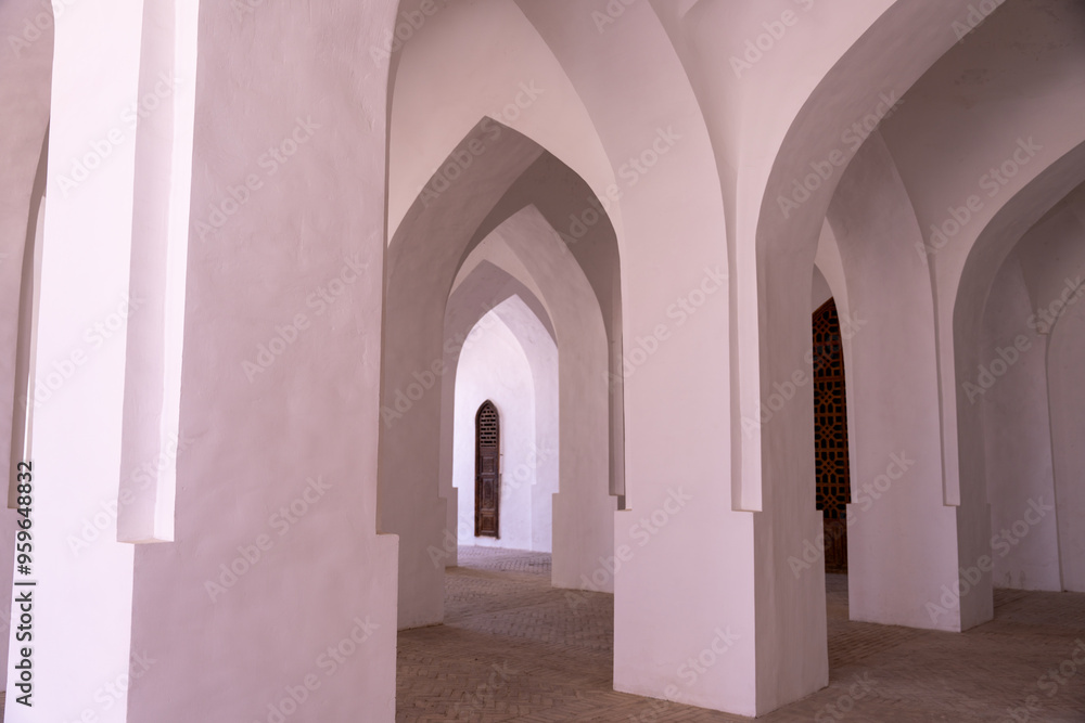 Fototapeta premium A long, narrow hallway with white arches on either side