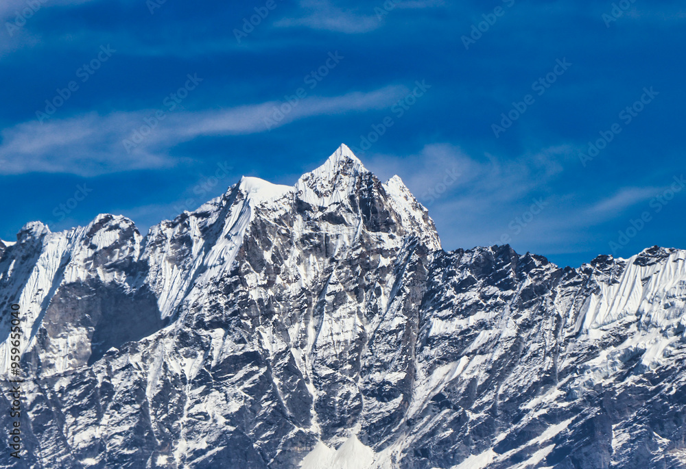 Obraz premium Snow caped mountain captured during the Kanchenjunga trek. 