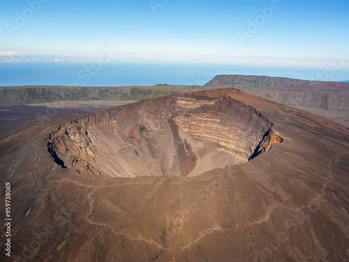 Sommet du volcan du Piton de la Fournaise sur l'ile de la Réunion photo