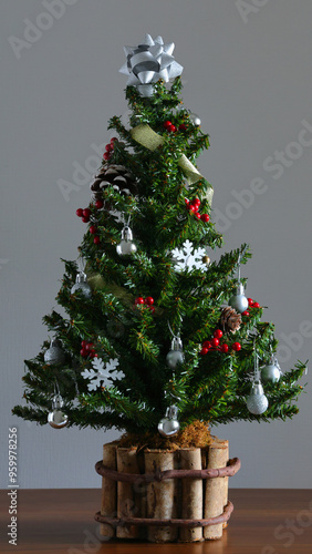 A simple and chic Christmas tree with white and silver decorations