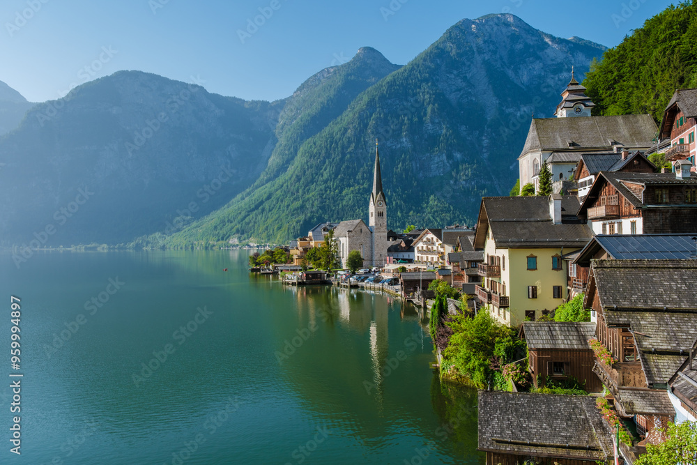 Fototapeta premium Breathtaking views of Hallstatt, Austria, revealing charming houses along the serene lake