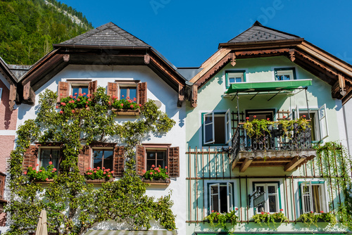 Papier peint Charming architecture of Hallstatt Austria adorned with vibrant flowers on a sun