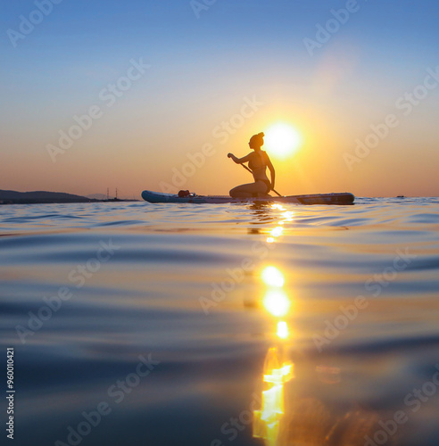 Obraz na płótnie sup surfing in the sea w salonie