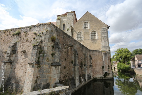 Eglise Saint-André à Chartres au bord de la rivière Eure