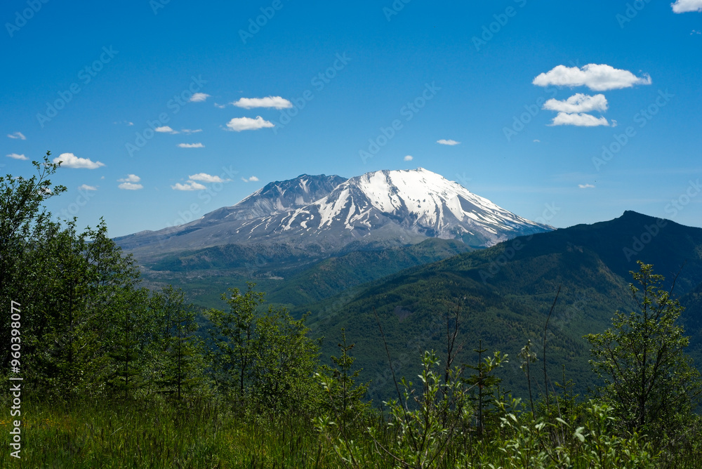 Fototapeta premium A classic view of Mount St Helens from the Elk Rock lookout in Mount Saint Helens National Volcanic Monument