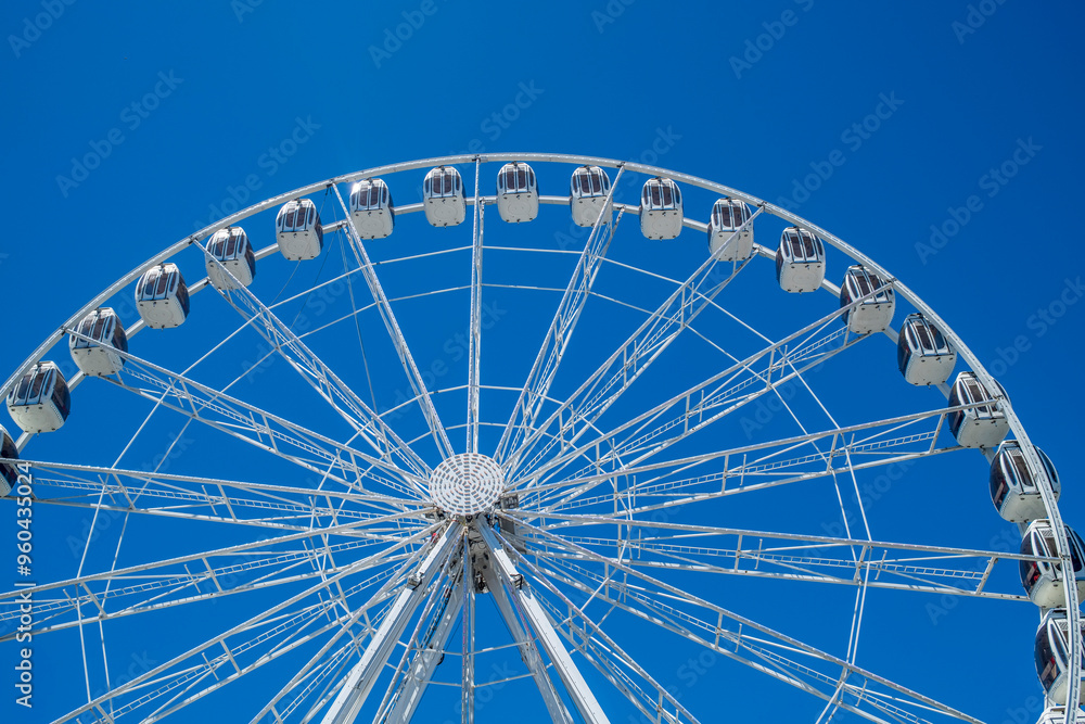 Fototapeta premium ferris wheel on a blue sky background