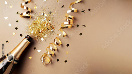 Fundo de celebração com garrafa de champanhe dourada, estrelas , confete e serpentinas. Conceito de final de ano, aniversário ou casamento. Cartão ano novo, Réveillon. photo