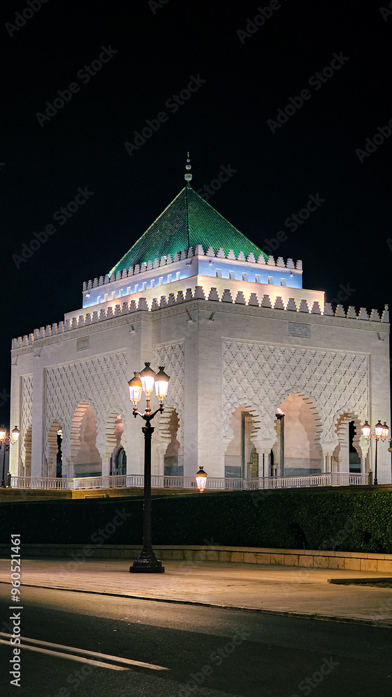 Obraz premium The Mausoleum of Mohammed V is a mausoleum located across from the Hassan Tower in Rabat, Morocco. It contains the tombs of the Moroccan king Mohammed V and his two sons, late King Hassan II and Princ