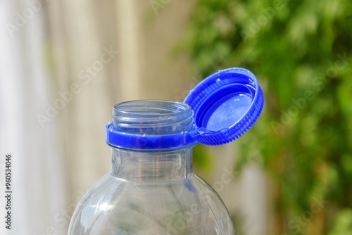 Fényképezés A bottle of water with the cap attached after the bottle has been opened