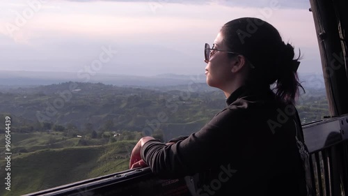 mujer disfrutando el atardecer, montañas del eje cafetero colombiano