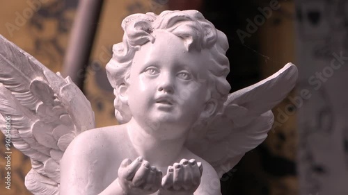 Estatuilla blanca de porcelana estilo retro de niño con alas tipo cupido, pieza decorativa para el hogar