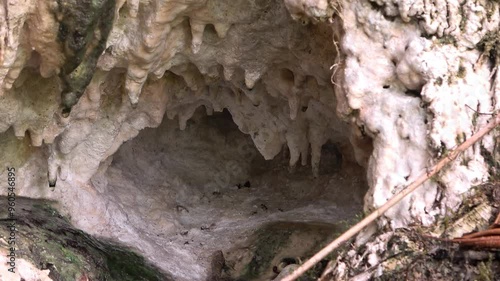 Nacimiento de agua en cueva o mina de sal blanca, entorno natural único