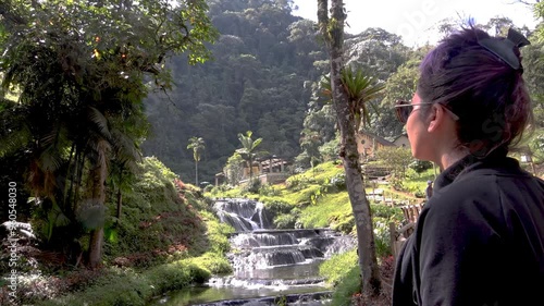 mujer disfruta de la naturaleza, cascada riachuelo