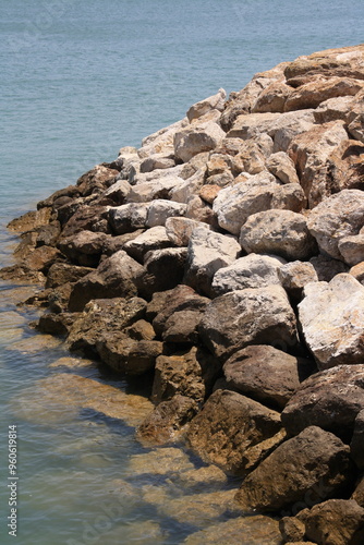 Espigón rocosa de un puerto deportivo