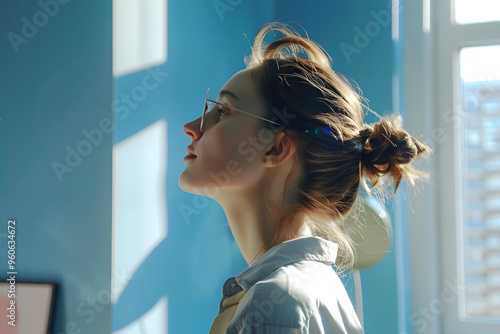 Mujer de perfil con el pelo recogido en un moño.