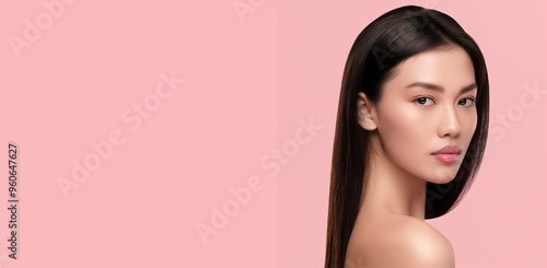 Retrato criativo de uma jovem asiática bonita isolada em fundo plano com espaço para texto. Modelo de banner para cosméticos coreanos e produtos japoneses para cuidados com a pele e o rosto. photo