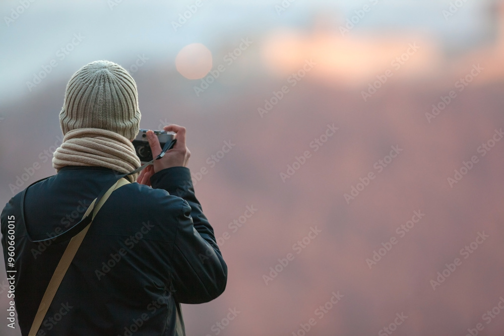 Obraz premium Photographer taking a picture in nature