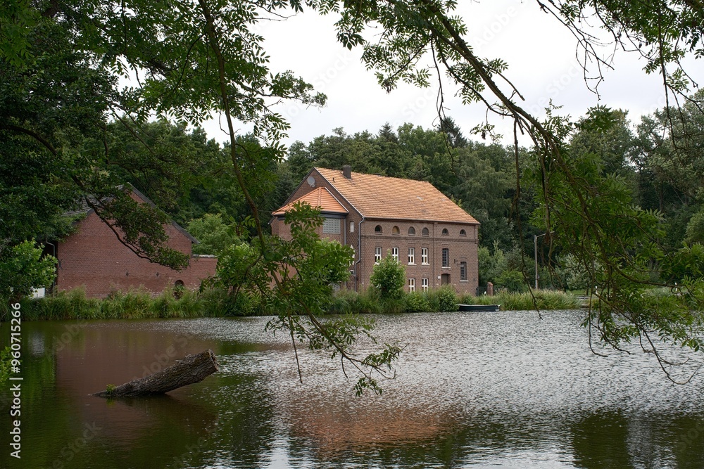 Fototapeta premium Landschaft im Sommer mit Gebäude an einem See