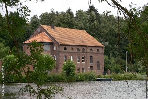 Landschaft im Sommer mit Gebäude an einem See