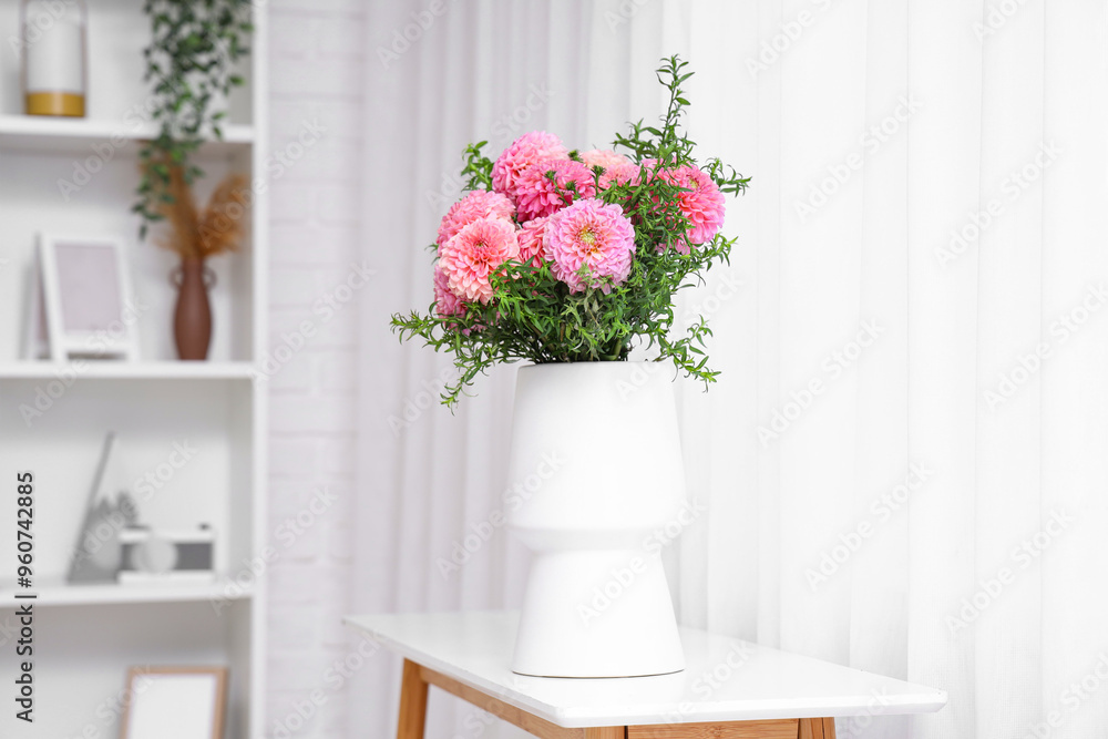 Fototapeta premium Vase of beautiful pink dahlias on table in living room