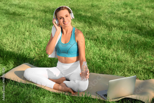 Sporty young woman with hea...
