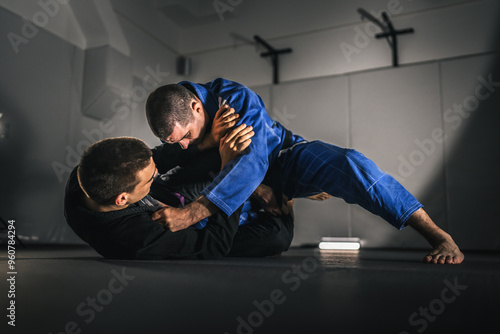 Fotografía BJJ Brazilian Jiu jitsu Athlete fighters training sparing technique at the acade