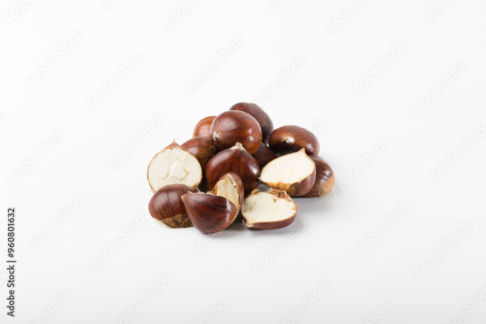 Obraz premium Castaña, entera, partida, cruda