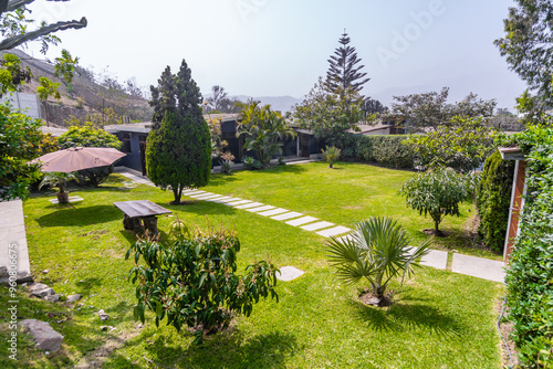 Jardin de casa de campo photo