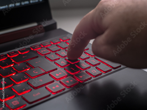 teclado de ordenador portátil con teclas retroiluminadas. photo