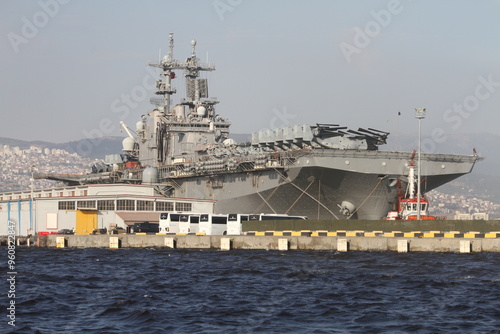 Billede på lærred the American amphibious assault ship USS Wasp (LHD-1) during its port visit to I