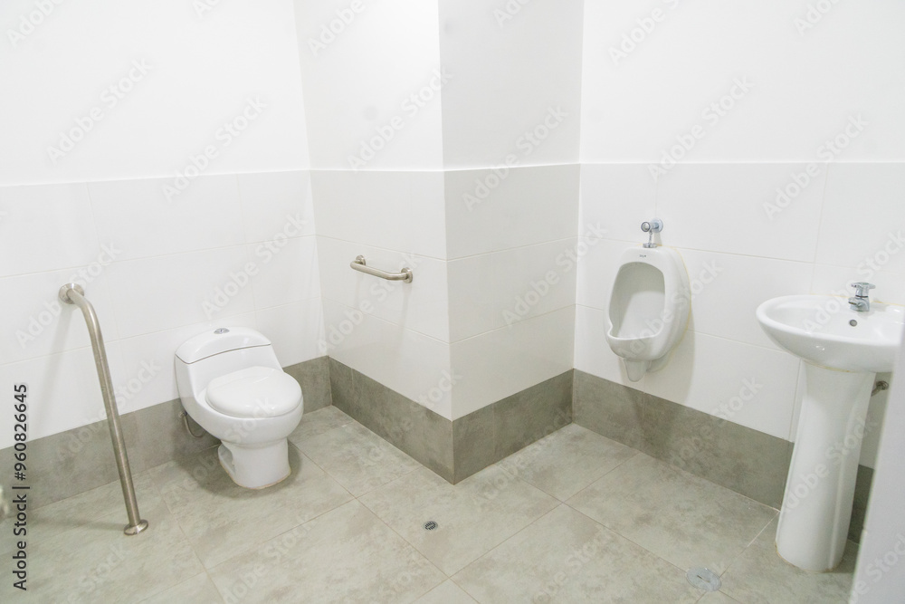 baño publico de oficina con lavadero , inodoro y ducha baño publico de oficina con lavadero , inodoro y ducha