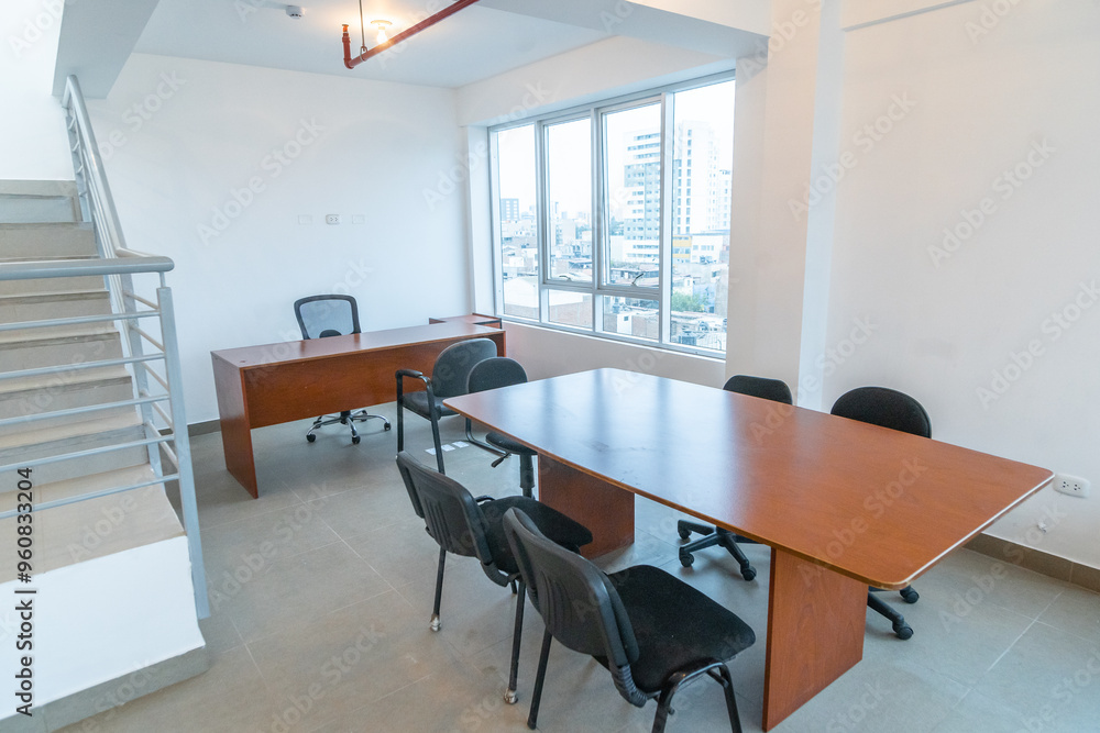 Amplia piso para oficinas color blanco con visa exterior y sistema contra incendios Amplia piso para oficinas color blanco con visa exterior y sistema contra incendios