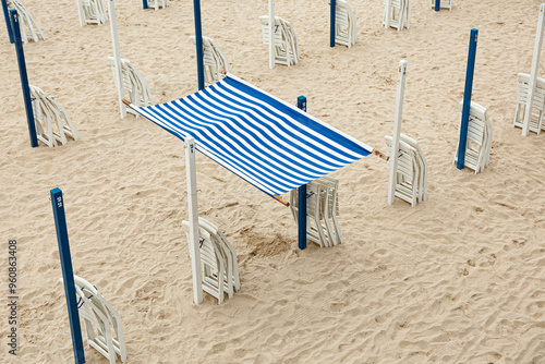 Verano en la playa de la concha con sus respectivos toldos, sombrillas, Donostia, San Sebastián, 