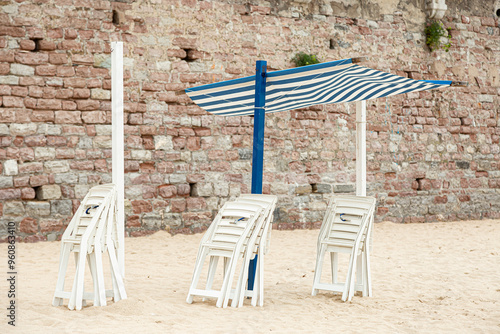 Verano en la playa de la concha con sus respectivos toldos, sombrillas, Donostia, San Sebastián, 