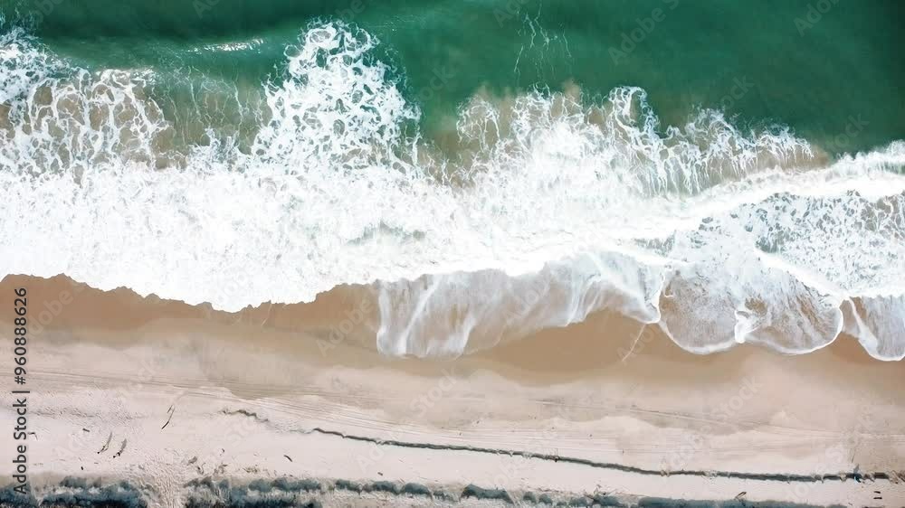 Vista aérea de drone voando sobre uma bela praia com vista para as ondas do oceano e água batendo na praia de areia do ângulo superior Vista aérea de drone voando sobre uma bela praia com vista para as ondas do oceano e água batendo na praia de areia do ângulo superior