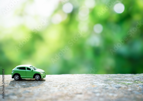 車の模型とエコイメージ背景
