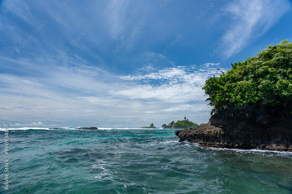 Obraz premium Tropical Island Paradise with Crystal Clear Water, Lush Greenery, and Serene Beaches - Stunning Caribbean Landscape for Eco-Tourism, Adventure, and Unspoiled Nature Travel Destinations