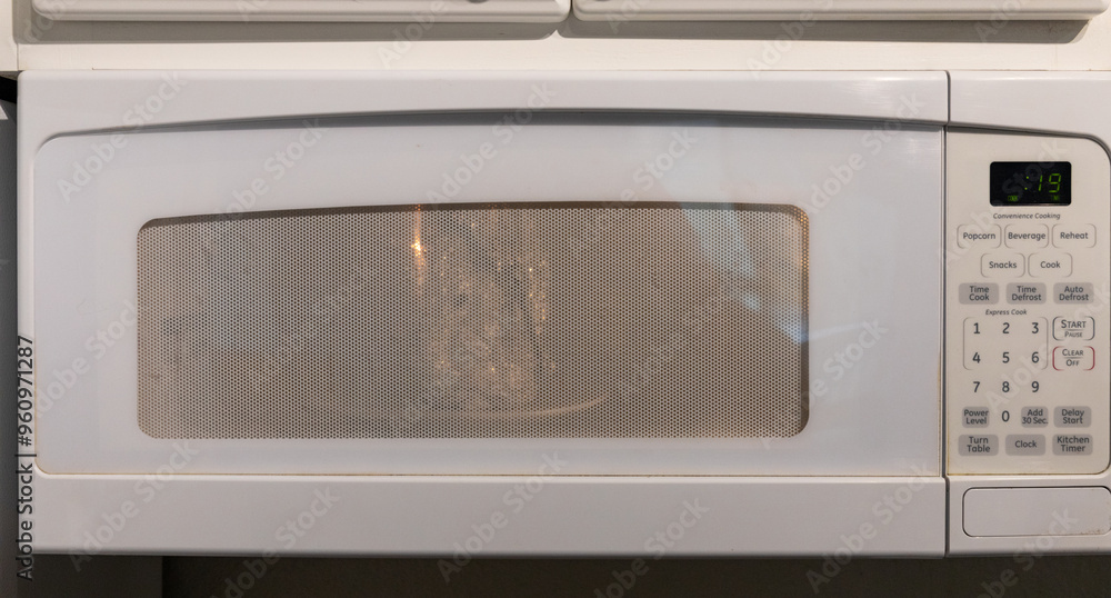 Obraz premium Demonstrating picture of the danger of a food foil in microwave can start a fire